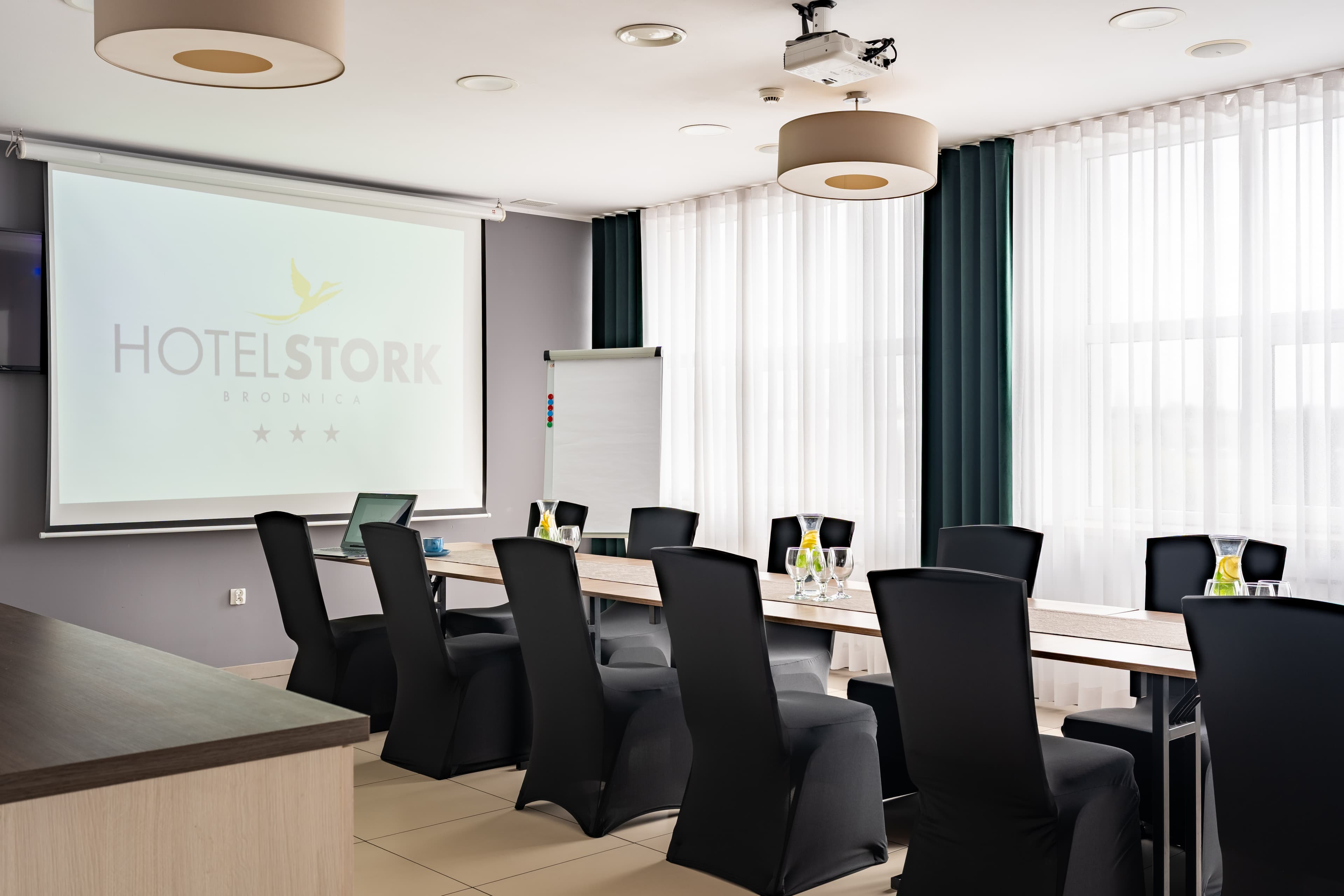 Sala konferencyjna z ekranem i krzesłami w Hotelu Stork