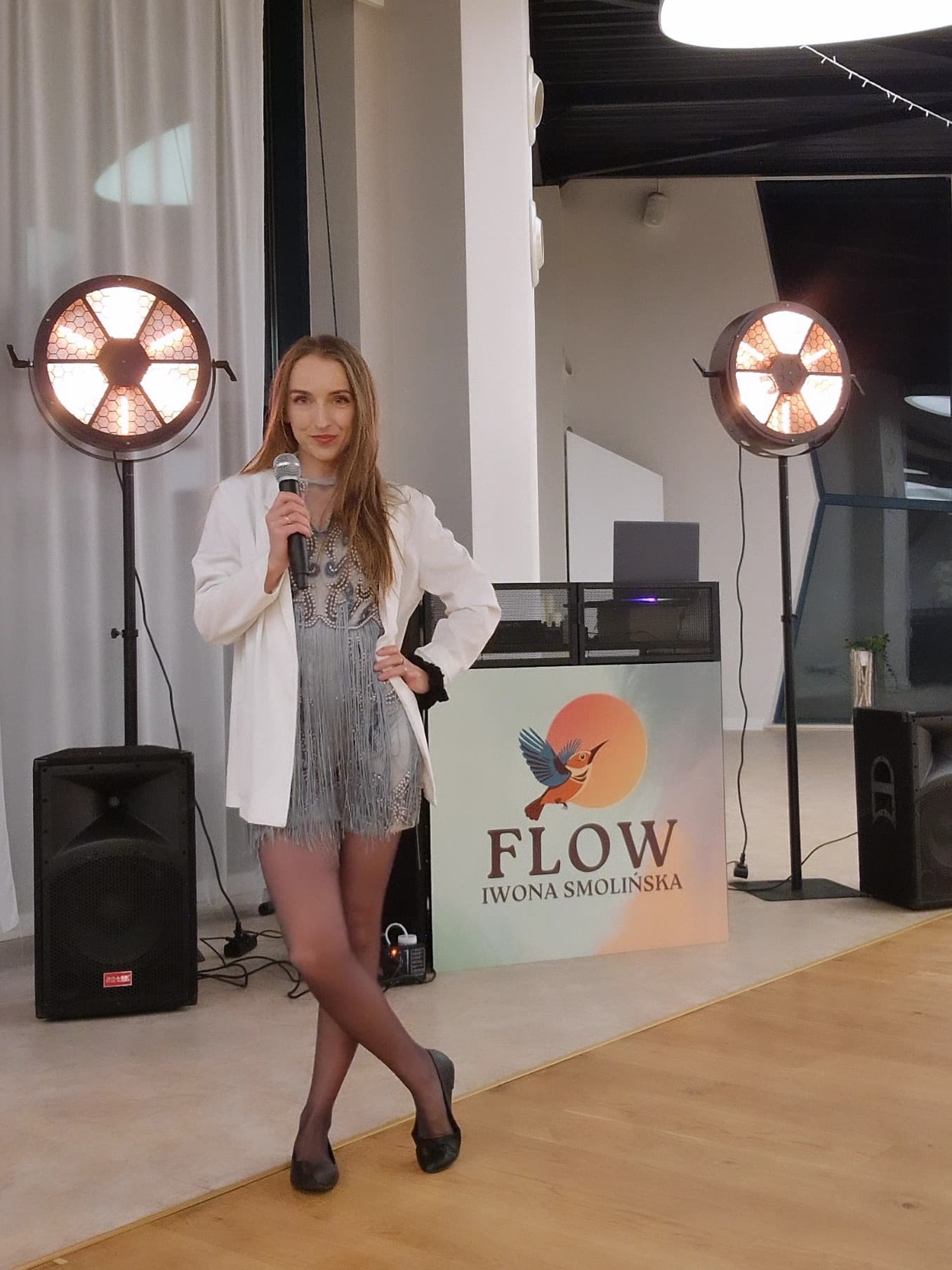 Wokalistka przy konsoli DJ FLOW podczas imprezy
