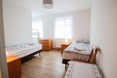 A double room with two single beds at the Hajduczek agritourism in Górzno.